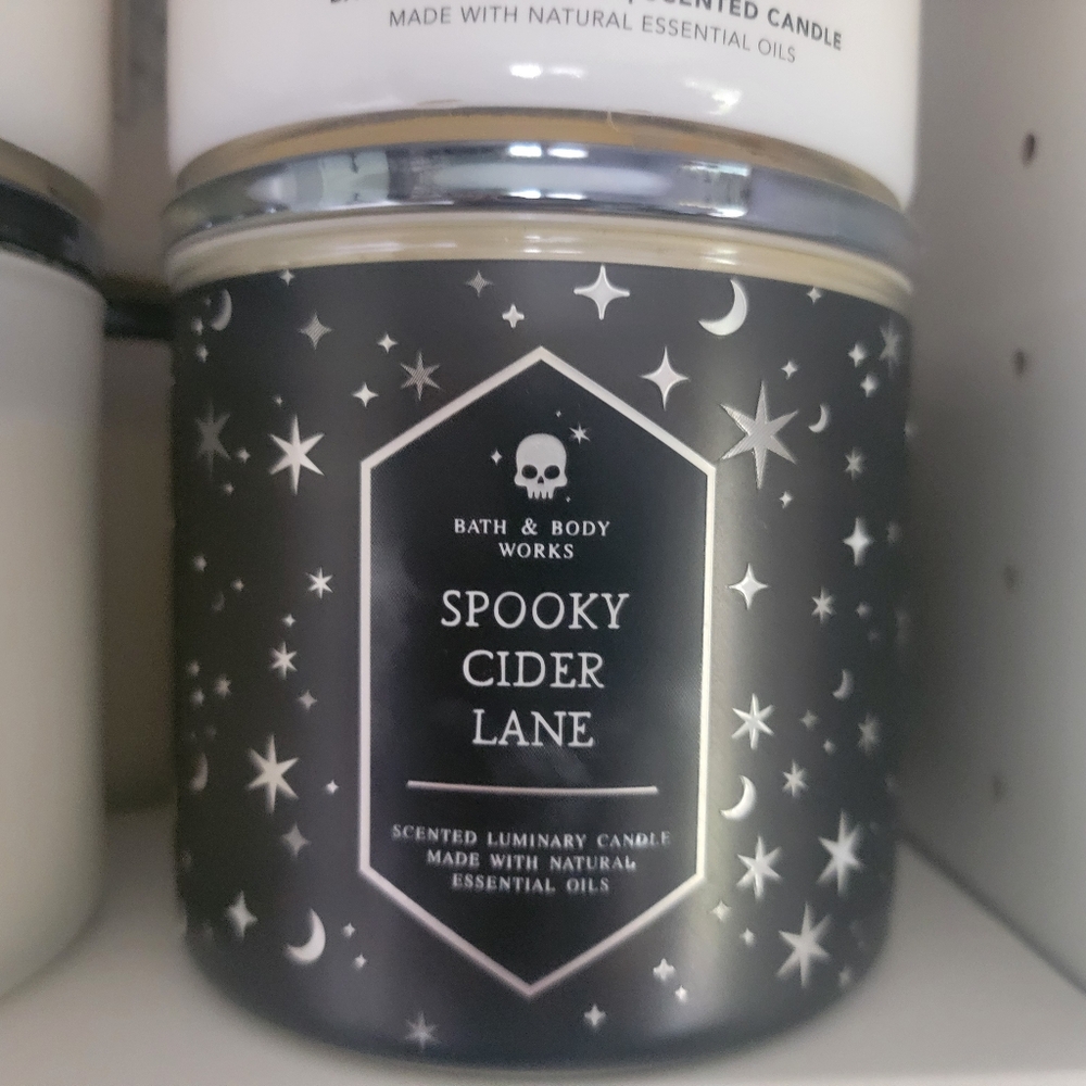 SPOOKY CIDER LANE Bath & Body Works 3-Wick candle 14.5 oz with glass lid